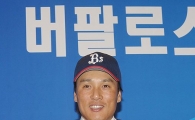 [포토]이승엽 '새 유니폼 잘 어울리나요?'