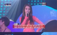 '컴백' 아이유, '깜짝 기타연주+깜찍 댄스' 2色 무대 