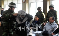 [포토] 방독면 착용 교육받는 연평도 주민