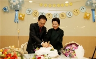 靑 직원들, 'MB칠순·결혼40주년' 깜짝 파티