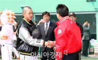 SK, 야구 꿈나무 장학금 전달…정근우·최정 용품 지원 
