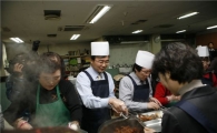 김우영 은평구청장, 공보과 직원들 봉사로 송년회 보내 