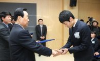 김영삼 전 대통령, 강남지역 우수학생에 장학금 전달 