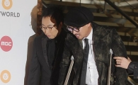 [포토]'목발투혼' 길, 박명수 부축 받으며