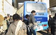 [포토]중앙지법 들어서는 김성민 호송차량