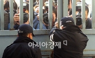 [포토]김성민 호송에 굳게 닫힌 철문