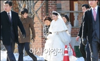 [포토]철통경호 받으며 시집가는 허이재