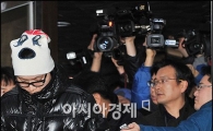 [포토]취재진에 등돌린 신정환 '할말이 없으니'