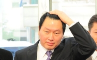 [포토] 머리 만지는 최태원 회장