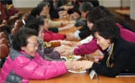 영등포구청 여직원들 어르신 돌보는 천사 되다