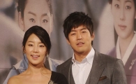 [포토]포토타임 갖는 한지혜-이상윤
