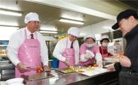 조길형 구청장, 국무총리와 복지관서 배식 봉사 
