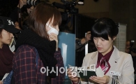 [포토]강지영 '마스크로 얼굴 꽁꽁'
