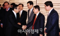 [포토] 건설업체 대표들과 악수하는 김동수 위원장
