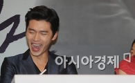 [포토]현빈, 탕웨이 애교에 웃음 '빵!'