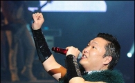 [포토]싸이, 소극장 콘서트 '주먹 불끈 쥐고'
