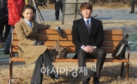 [포토]벤치에 앉은 김희애와 장혁