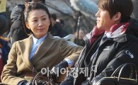[포토]김희애 '잘생긴 우리 혁이'