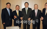 [포토]손 맞잡은 경제5단체장