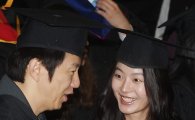[포토]윤소이 '수로오빠, 졸업 축하드려요'