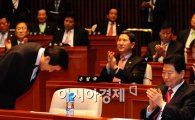 [포토] 김무성 원내대표의 90도 인사