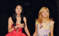 [포토]f(x) 크리스탈-루나 '누가 더 꿀벅지?'