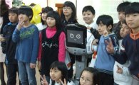 유진로봇, 안양 호원초교서 외국어교육로봇 '로보샘' 공개 수업