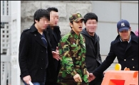 [포토]국방부 문 나서는 김정훈 '이젠 끝!'