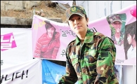 [포토]김정훈, 제대하자마자 '선물 한아름'