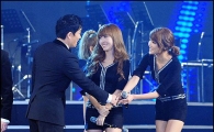 [포토]소녀시대 수영 '이범수 오빠, 손 한번 잡아주이소'