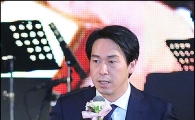 [포토]김영민 SM사장, 이수만 회장 대신 수상
