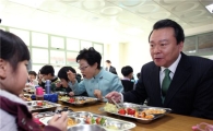 노현송 강서구청장, 친환경 무상급식 현장서 식사 