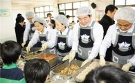 김기동 광진구청장, 구의초등서 무상급식 배식 도와 