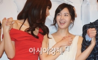[포토]'노출부담' 남규리 '언니, 손 좀 빌릴께요'