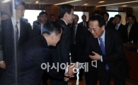 [포토]밝은표정으로 인사 나누는 김용환 부회장