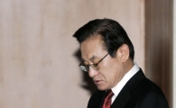 [포토]휴대전화 살펴보는 이귀남 장관