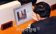 [포토] '의원님 마음에 봄 바람 들었나'