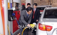 [포토]셀프 주유하는 윤증현 장관
