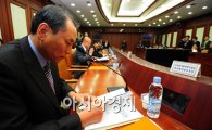 [포토] 경제정책조정회의 참석한 원자력안전본부장
