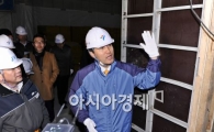 [포토]기둥 살펴보는 오세훈 시장