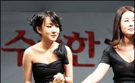 [포토]윤하에게 무릎담요 양보하는 정선경