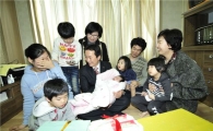 이제학 양천구청장, 7남매 다둥이집 방문 지원 다짐