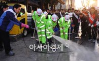 [포토] 거리 청소 나선 오세훈 시장