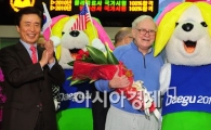 [포토] 워런 버핏, '미국에서보다 더 뜨거운 환영~'