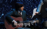 [포토]윤도현 '가사 좀 보여주세요'