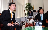 [포토] 겉으로는 웃고 있지만..