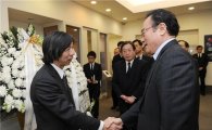 사공일 회장, 주한 일본대사관 찾아 지진 희생자 조문