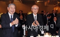 [포토]기립 박수치는 김우중 전 대우그룹회장
