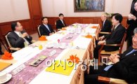 [포토] 경제현황 논의하는 김중수 한은 총재