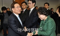 [포토]임직원들과 인사 나누는 한동수 신한지주 회장